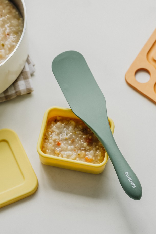 닥터하우스 데일리 실리콘 조리도구 7종 중 택1 제품입니다. 주방에서 유용하게 사용할 수 있는 실리콘 소재의 조리 도구 세트로, 민트색과 옐로우색 두 가지 색상 옵션이 있습니다. 실용적인 디자인으로 제작되었으며, 내열성이 뛰어나 다양한 요리에 활용할 수 있습니다. 사용 후 세척이 용이하여 위생적으로 관리할 수 있습니다. 손잡이가 있어 편리하게 사용할 수 있는 데일리 조리 도구입니다.
