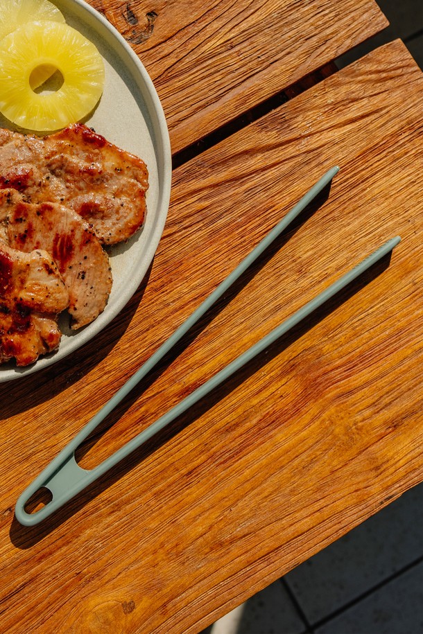 닥터하우스 데일리 실리콘 조리도구 7종은 주방 요리를 더욱 편리하게 만들어 줄 실용적인 제품입니다. 인체에 무해한 실리콘 소재로 제작되어 안심하고 사용할 수 있으며, -40°C에서 250°C까지의 넓은 온도 범위에서 사용 가능합니다. 주걱, 국자, 집게, 스퀘어 스파튤라, 미니 스파튤라, 스푼, 터너로 구성되어 다양한 요리에 활용할 수 있으며, 논스크래치 기능으로 조리기구를 보호합니다. 또한, 식기세척기, 냉장고, 전자레인지 사용이 가능하고 보관용 걸이홀이 있어 편리합니다. 부드러운 실리콘 소재와 인체공학적 디자인으로 편안하게 요리할 수 있습니다.
