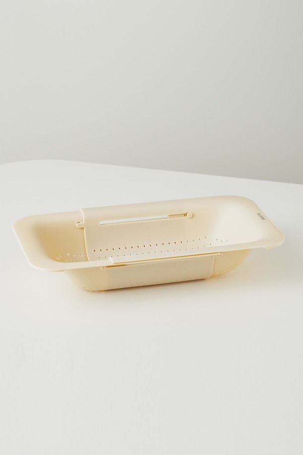 **닥터하우스 데일리 접이식 다용도 식기건조대**는 그린, 베이지 색상으로 제공되며, 플라스틱 소재로 제작되었습니다. 접이식 디자인으로 1-2인 가구에 적합하며, 좁은 공간에서도 효율적인 식기 건조와 보관이 가능합니다. 배수 기능이 있어 물 고임 없이 위생적으로 사용할 수 있으며, 과일 세척 용도로도 활용 가능합니다. 라운딩 처리된 디자인으로 안전하며, 가벼운 무게와 컴팩트한 사이즈로 편리함을 더했습니다. 사용 시에는 내열 제품이 아니므로 화기 근처에 두지 않도록 주의하고, 깨지기 쉬운 식기류의 사용은 피해야 합니다.
