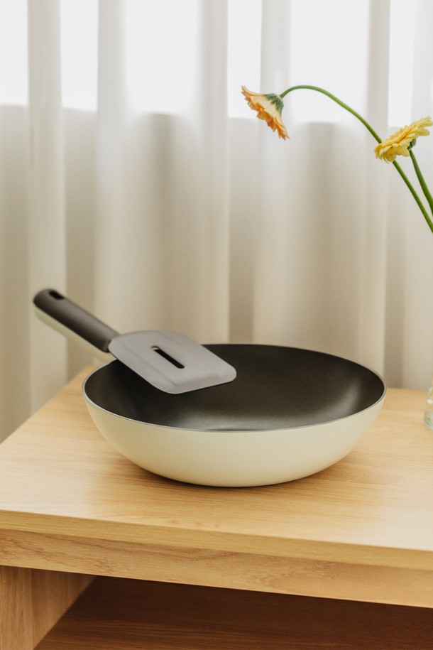 닥터하우스 NEW 네오 인덕션 호환 궁중팬/웍 28cm(뒤집개 포함)은 볶음, 튀김 등 다양한 요리에 적합한 주방 필수품입니다. 28cm 크기로 넉넉한 조리 공간을 제공하며, 알루미늄 소재로 제작되어 열전도율이 우수합니다. 블랙과 화이트 두 가지 색상으로 출시되어 주방 인테리어에 맞춰 선택할 수 있습니다. 인덕션, 가스레인지, 하이라이트 등 다양한 열원에서 사용 가능하며, 논스틱 세라믹 코팅으로 음식물이 눌어붙지 않아 편리합니다. 구성품으로 뒤집개가 포함되어 있어 더욱 실용적입니다.
