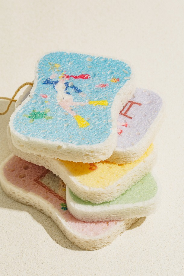 닥터하우스 오미자 생분해 셀룰로오스 수세미 5P세트는 주방 설거지를 위한 친환경 수세미입니다. 셀룰로오스 소재로 제작되어 부드럽고 푹신한 촉감을 자랑하며, 오미자색 컬러와 무지 디자인으로 깔끔함을 더했습니다. 20배의 높은 물 흡수력과 걸이용 고리를 갖춰 편리하게 사용할 수 있으며, 생분해 기능으로 환경 보호에도 기여합니다. 세제 절약, 스크래치 방지, 빠른 건조 기능으로 위생적인 주방 관리에 도움을 드리는 5개입 세트입니다.
