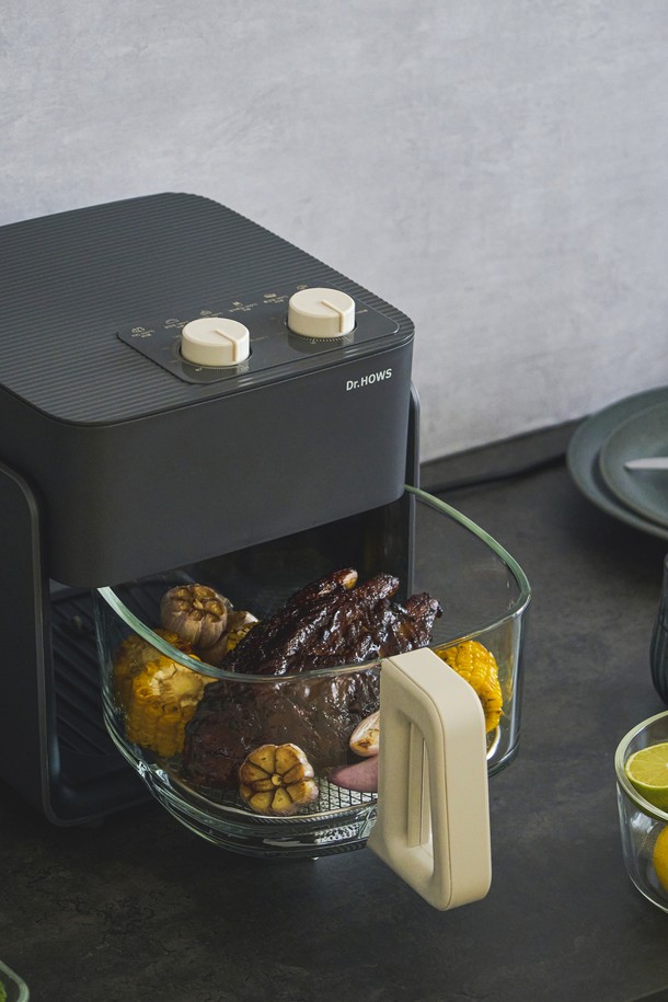 닥터하우스 셰프 유리 에어프라이기 글라스 에어프라이어 4.5L는 360도 투명 글라스 디자인으로 조리 과정을 한눈에 확인할 수 있습니다. 500도 내열의 보로실리케이트 글라스 소재를 사용하여 고온 조리에도 안전하며, 열 손실을 최소화하여 효율적인 조리가 가능합니다. 독립형 유리 바스켓 구조는 세척이 용이하고 음식물 잔여물 축적을 방지하여 위생적으로 사용할 수 있습니다. 3세대 글라스 에어프라이어 기술로 균일한 열분포를 제공하여 더욱 맛있고 건강한 요리를 만들 수 있습니다. 코팅 문제 없이 유해 물질 걱정 없이 안심하고 사용할 수 있는 주방 필수템입니다.
