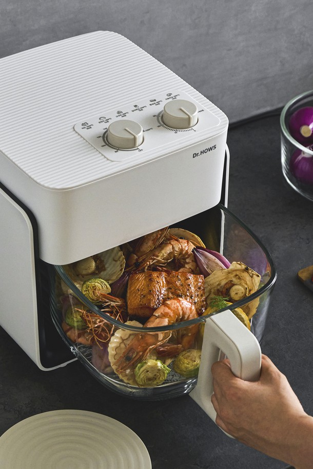 닥터하우스 셰프 유리 에어프라이기 글라스 에어프라이어 4.5L는 주방 조리의 편리함을 더해줄 에어프라이어입니다. 4.5L의 넉넉한 용량으로 다양한 요리를 한 번에 조리할 수 있으며, 유리 용기를 사용하여 조리 과정을 직접 확인할 수 있습니다. 화이트와 그레이 두 가지 색상으로 출시되어 주방 인테리어에 맞춰 선택 가능합니다. 이중 조리실, 분리형 용기, 디지털 디스플레이, 터치 컨트롤 기능으로 쉽고 편리하게 사용할 수 있으며, 튀김, 베이킹, 로스팅 등 다양한 요리에 활용할 수 있습니다. 온도 조절, 타이머, 자동 조리 기능을 통해 더욱 간편하게 요리할 수 있으며, 본체, 유리 용기, 분리형 트레이, 사용설명서로 구성되어 있습니다.
