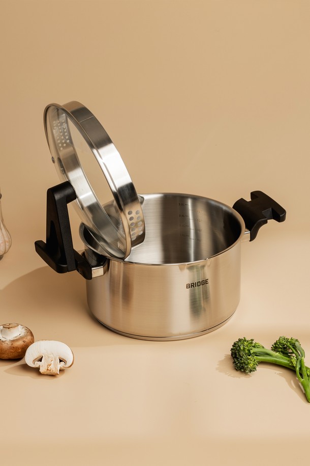 닥터하우스 브리지 스텐 인덕션 양수냄비 20cm은 스테인리스스틸 소재로 제작되어 위생적이고 내구성이 뛰어납니다. 모던하고 심플한 디자인으로 주방 인테리어에 잘 어울리며, 인덕션 사용이 가능하여 편리하게 요리할 수 있습니다. 열전도성이 뛰어나 음식 조리가 빠르고 균일하며, 뚜껑과 손잡이가 함께 구성되어 있습니다. 20cm 사이즈의 양수 냄비로 다양한 요리에 활용하기 좋으며, 식기세척기 사용이 가능하여 관리도 용이합니다.
