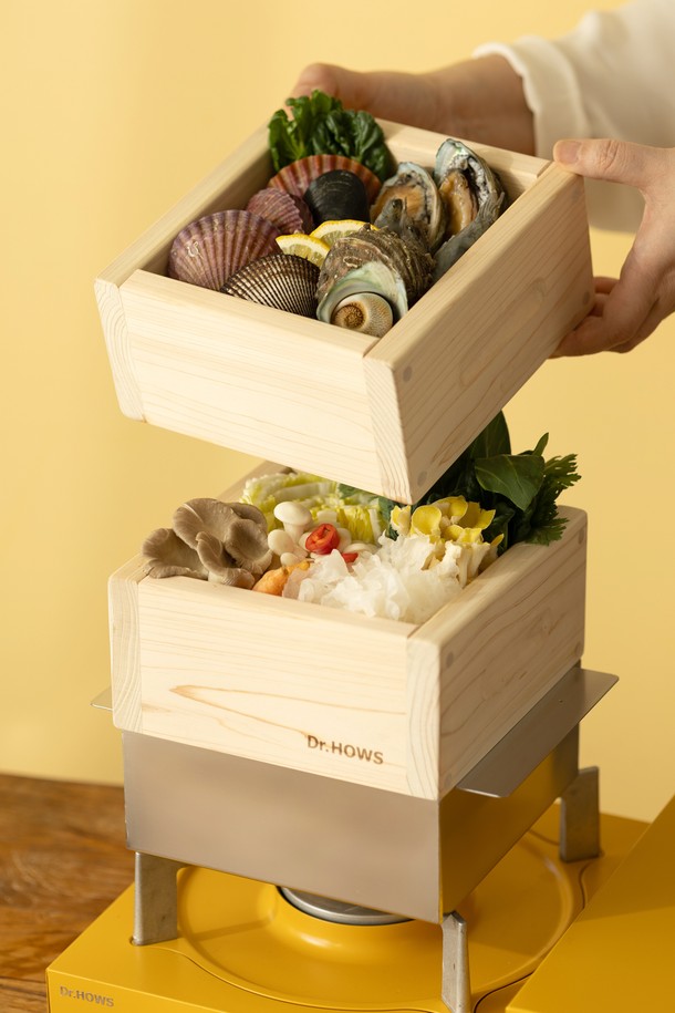 닥터하우스 뉴 자담 편백나무 미니 찜기 2단 18cm(물솥 포함)는 50년 이상 된 편백나무 원목과 스테인리스 304 소재로 제작된 찜기입니다. 1-2인 가구를 위한 18cm 크기의 2단 구조로, 스팀 조리, 수증기 조리, 육수 활용이 가능합니다. FDA 승인을 받은 본드를 사용하여 안전성을 높였으며, 수작업 공정으로 꼼꼼하게 제작되었습니다. 12cm 스팀 구멍, 경사진 스팀받침대, 편백나무 손잡이 등 사용자의 편의를 고려한 디자인을 갖췄습니다. 구성품으로는 편백나무찜기 1단, 뚜껑, 편백 새반 4개, 손잡이, 스팀받침대가 포함되어 있습니다. 고기, 해산물, 야채 등 다양한 식재료를 건강하게 즐길 수 있습니다.
