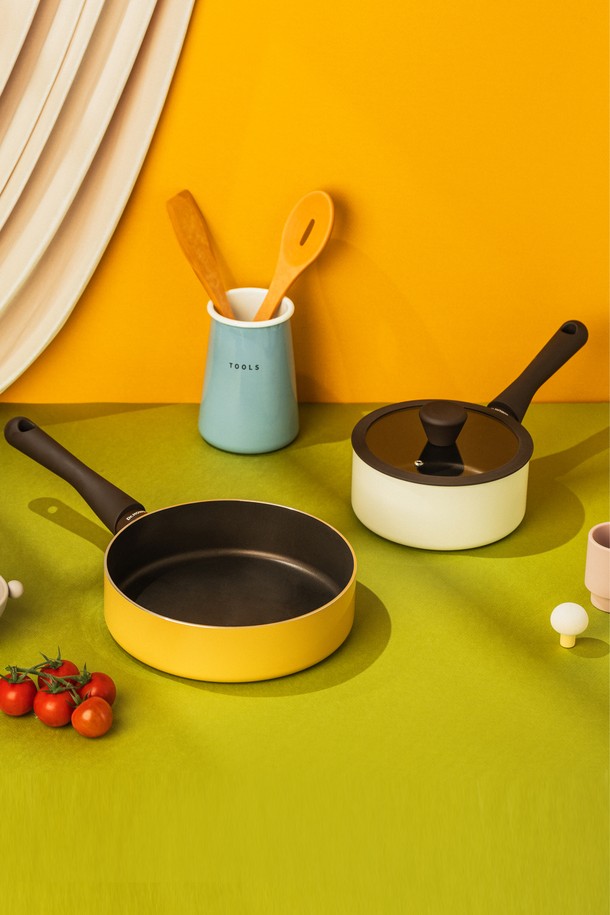 닥터하우스 선샤인 소테팬 24cm과 편수냄비 18cm 2P 세트로 구성된 주방 조리도구 세트입니다. 알루미늄 소재에 베이지 색상으로, 논스틱 코팅과 이중 바닥 구조로 제작되어 열전도율이 뛰어나 음식을 효과적으로 조리할 수 있습니다. 인덕션 사용이 가능하며, 소테팬은 볶음 요리에, 편수냄비는 국이나 찌개 요리에 적합합니다. 손잡이는 내열 처리가 되어 안전하며, 식기세척기 사용이 가능하여 편리하게 관리할 수 있습니다.
