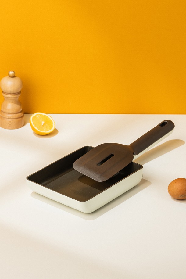 닥터하우스 NEW 네오 인덕션호환 사각팬/계란말이팬 20cm은 알루미늄 소재로 제작된 주방용품입니다. 블랙과 베이지 두 가지 색상으로 출시되었으며, 20cm 사이즈로 다양한 요리에 활용할 수 있습니다. 인덕션, 열전도성, 논스틱 코팅 기능을 갖춰 조리 시 편리함을 제공합니다. 사각팬과 전용 뒤집개로 구성되어 있으며, 계란말이, 볶음 요리 등 일반 조리에도 적합합니다. 식기세척기 사용이 가능하며, 이중 코팅으로 내구성을 높였습니다.
