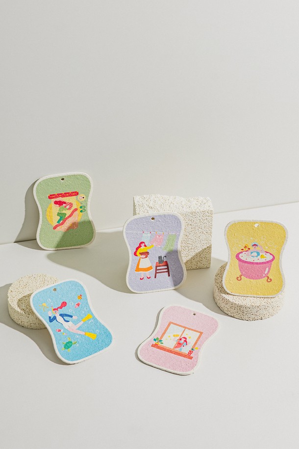 닥터하우스 오미자 생분해 셀룰로오스 수세미 5종(택1)입니다. 부드러운 셀룰로오스 소재로 제작되어 설거지를 더욱 위생적으로 할 수 있습니다. 오미자 추출물이 함유되어 은은한 향과 함께 깨끗한 세척이 가능합니다. 친환경적인 생분해 소재로 환경 보호에도 기여하며, 블루 컬러에 프린트 무늬가 더해져 주방에 산뜻함을 더합니다. 5가지 디자인으로 구성되어 있어 취향에 맞게 선택할 수 있습니다.
