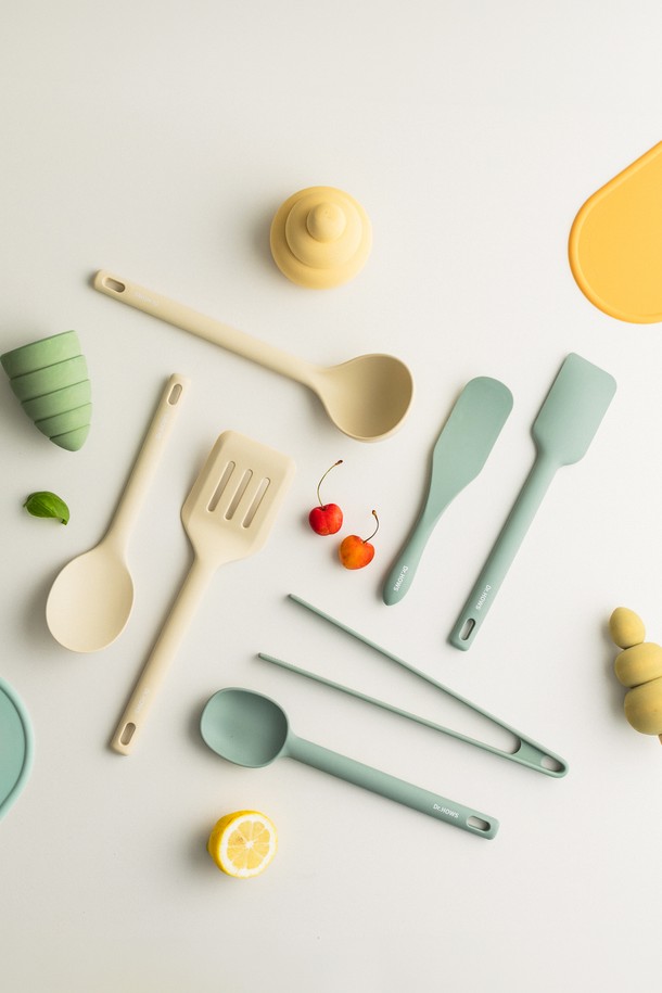 닥터하우스 데일리 실리콘 조리도구 7종 택1은 미니멀하고 베이직한 스타일의 주방용품입니다. 내열성과 내구성이 뛰어나며, BPA FREE 소재로 안심하고 사용할 수 있습니다. 낮은 열전도율의 실리콘 소재로 조리기구 표면의 손상을 방지하며, 섬세한 디자인과 실용적인 구성으로 조리의 즐거움을 더합니다. 주걱, 국자, 집게, 사각 스패출라, 미니 스패출라, 스푼, 뒤집개 등 7가지 조리 도구 중 필요한 구성품을 선택하세요. 다만, 기본 용도 외 사용, 날카로운 물건과의 접촉, 착색성 강한 음식물 사용, 직화열 근접 사용, 고온 장시간 노출은 주의해야 합니다.
