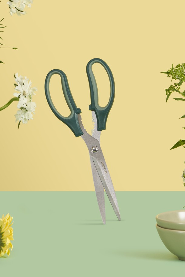 닥터하우스 데일리 멀티 주방가위 그린 1+1입니다. 스테인리스스틸 소재로 제작되어 내구성이 뛰어나며, 매일 사용하기에 적합한 일상용 주방 가위입니다. 그린 색상으로 산뜻함을 더하며, 멀티 기능을 갖춰 다양한 용도로 활용할 수 있습니다. 1+1 구성으로 실용성을 높였으며, 주방에서 편리하게 사용할 수 있습니다.

