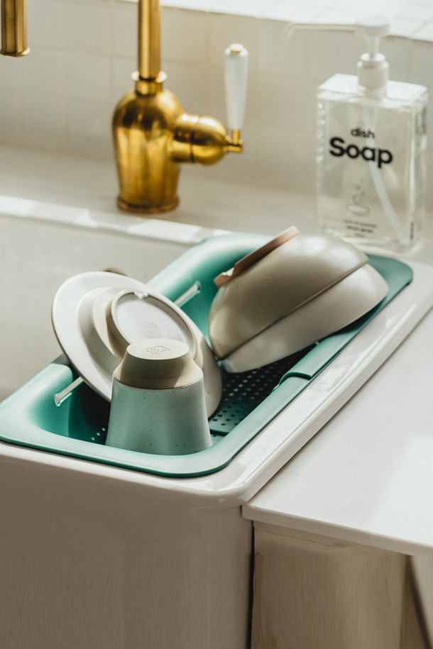 **닥터하우스 데일리 접이식 다용도 식기건조대**는 그린, 베이지 색상으로 제공되며, 플라스틱 소재로 제작되었습니다. 접이식 디자인으로 1-2인 가구에 적합하며, 좁은 공간에서도 효율적인 식기 건조와 보관이 가능합니다. 배수 기능이 있어 물 고임 없이 위생적으로 사용할 수 있으며, 과일 세척 용도로도 활용 가능합니다. 라운딩 처리된 디자인으로 안전하며, 가벼운 무게와 컴팩트한 사이즈로 편리함을 더했습니다. 사용 시에는 내열 제품이 아니므로 화기 근처에 두지 않도록 주의하고, 깨지기 쉬운 식기류의 사용은 피해야 합니다.
