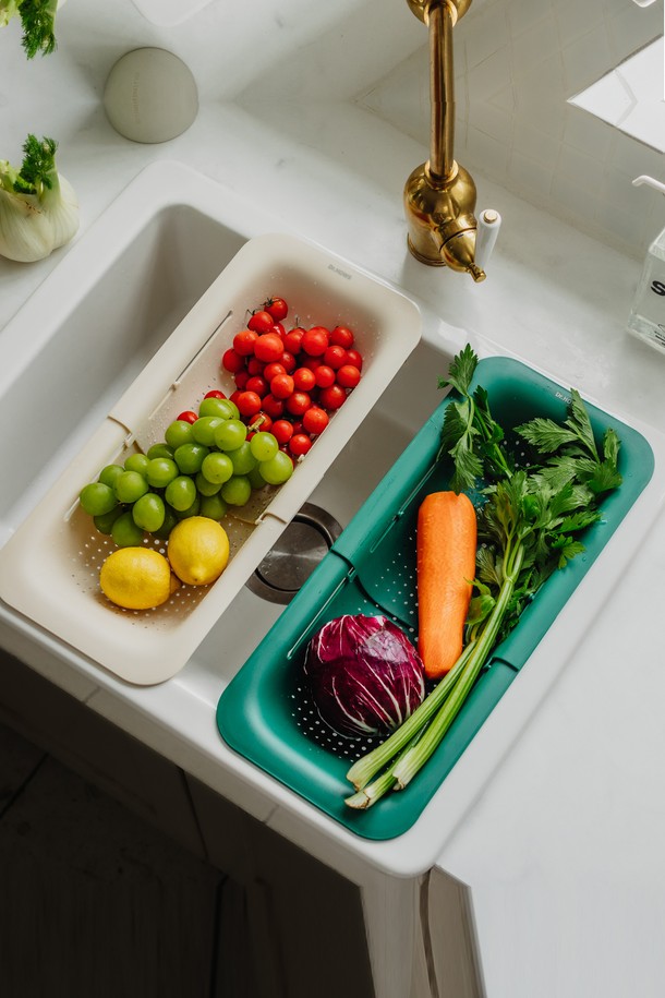 닥터하우스 데일리 접이식 다용도 식기건조대는 그린, 베이지 두 가지 색상으로 출시된 실용적인 주방용품입니다. 부드러운 라운딩 처리로 안전하게 사용할 수 있으며, 접이식 디자인과 컴팩트한 사이즈로 좁은 공간에서도 효율적인 사용이 가능합니다. 플라스틱 소재로 제작되어 가볍고 세척이 용이하며, 배수 구멍 구조를 통해 물때 걱정 없이 위생적으로 사용할 수 있습니다. 식기 건조는 물론, 과일 세척 및 다양한 주방 용품 수납에도 활용할 수 있는 다용도 제품입니다.
