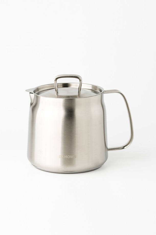 닥터하우스 플로우 올스텐 주전자 라면냄비 멀티 케틀팟 1.5L는 주방 조리에 사용되는 1.5L 용량의 스테인리스 스틸(SUS304, SUS207) 소재 주방용품입니다. 심플하고 모던한 디자인과 컴팩트한 사이즈로 공간 효율성을 높였으며, 가볍게 설계되어 편리하게 사용할 수 있습니다. 인덕션, 가스레인지, 핫플레이트, 하이라이트 등 다양한 열원에서 사용 가능하며, 다용도 가열과 보관의 용이성을 제공합니다. 사용 시 중불 사용을 권장하며, 빈 상태로 가열하거나 장시간 가열하는 것을 피해야 하며, 손잡이의 뜨거움에 주의해야 합니다.
