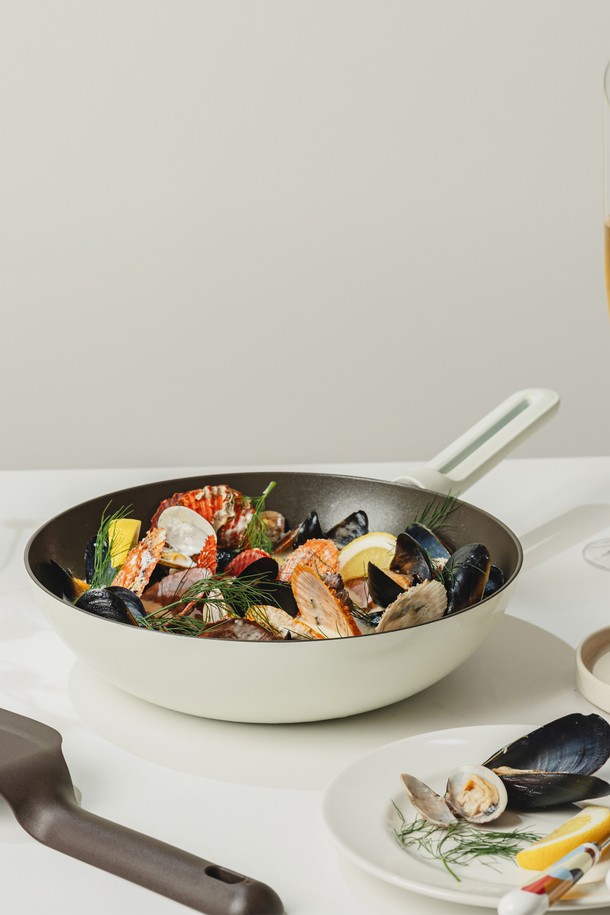 닥터하우스 NEW 네오 인덕션 호환 궁중팬/웍 28cm(뒤집개 포함)은 볶음, 튀김 등 다양한 요리에 적합한 주방 필수품입니다. 28cm 크기로 넉넉한 조리 공간을 제공하며, 알루미늄 소재로 제작되어 열전도율이 우수합니다. 블랙과 화이트 두 가지 색상으로 출시되어 주방 인테리어에 맞춰 선택할 수 있습니다. 인덕션, 가스레인지, 하이라이트 등 다양한 열원에서 사용 가능하며, 논스틱 세라믹 코팅으로 음식물이 눌어붙지 않아 편리합니다. 구성품으로 뒤집개가 포함되어 있어 더욱 실용적입니다.
