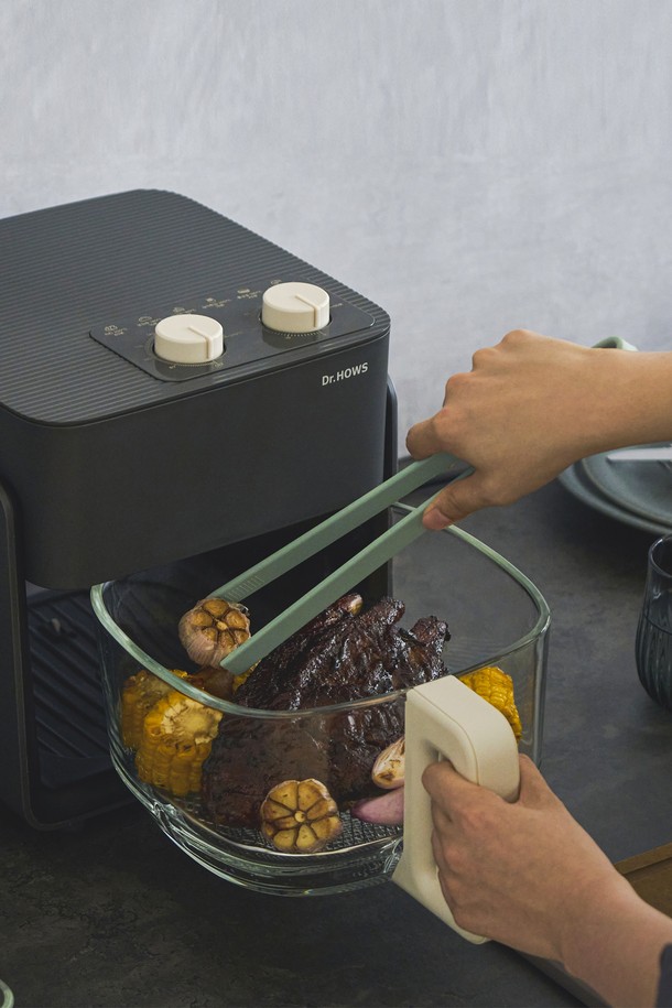 닥터하우스 셰프 유리 에어프라이기 글라스 에어프라이어 4.5L는 360도 투명 글라스 디자인으로 조리 과정을 한눈에 확인할 수 있습니다. 500도 내열의 보로실리케이트 글라스 소재를 사용하여 고온 조리에도 안전하며, 열 손실을 최소화하여 효율적인 조리가 가능합니다. 독립형 유리 바스켓 구조는 세척이 용이하고 음식물 잔여물 축적을 방지하여 위생적으로 사용할 수 있습니다. 3세대 글라스 에어프라이어 기술로 균일한 열분포를 제공하여 더욱 맛있고 건강한 요리를 만들 수 있습니다. 코팅 문제 없이 유해 물질 걱정 없이 안심하고 사용할 수 있는 주방 필수템입니다.
