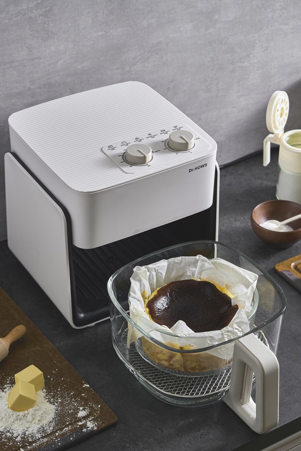 닥터하우스 셰프 유리 에어프라이기 글라스 에어프라이어 4.5L는 주방 조리의 편리함을 더해줄 에어프라이어입니다. 4.5L의 넉넉한 용량으로 다양한 요리를 한 번에 조리할 수 있으며, 유리 용기를 사용하여 조리 과정을 직접 확인할 수 있습니다. 화이트와 그레이 두 가지 색상으로 출시되어 주방 인테리어에 맞춰 선택 가능합니다. 이중 조리실, 분리형 용기, 디지털 디스플레이, 터치 컨트롤 기능으로 쉽고 편리하게 사용할 수 있으며, 튀김, 베이킹, 로스팅 등 다양한 요리에 활용할 수 있습니다. 온도 조절, 타이머, 자동 조리 기능을 통해 더욱 간편하게 요리할 수 있으며, 본체, 유리 용기, 분리형 트레이, 사용설명서로 구성되어 있습니다.
