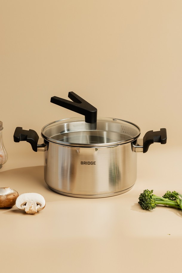 닥터하우스 브리지 스텐 인덕션 양수냄비 20cm은 스테인리스스틸 소재로 제작되어 위생적이고 내구성이 뛰어납니다. 모던하고 심플한 디자인으로 주방 인테리어에 잘 어울리며, 인덕션 사용이 가능하여 편리하게 요리할 수 있습니다. 열전도성이 뛰어나 음식 조리가 빠르고 균일하며, 뚜껑과 손잡이가 함께 구성되어 있습니다. 20cm 사이즈의 양수 냄비로 다양한 요리에 활용하기 좋으며, 식기세척기 사용이 가능하여 관리도 용이합니다.
