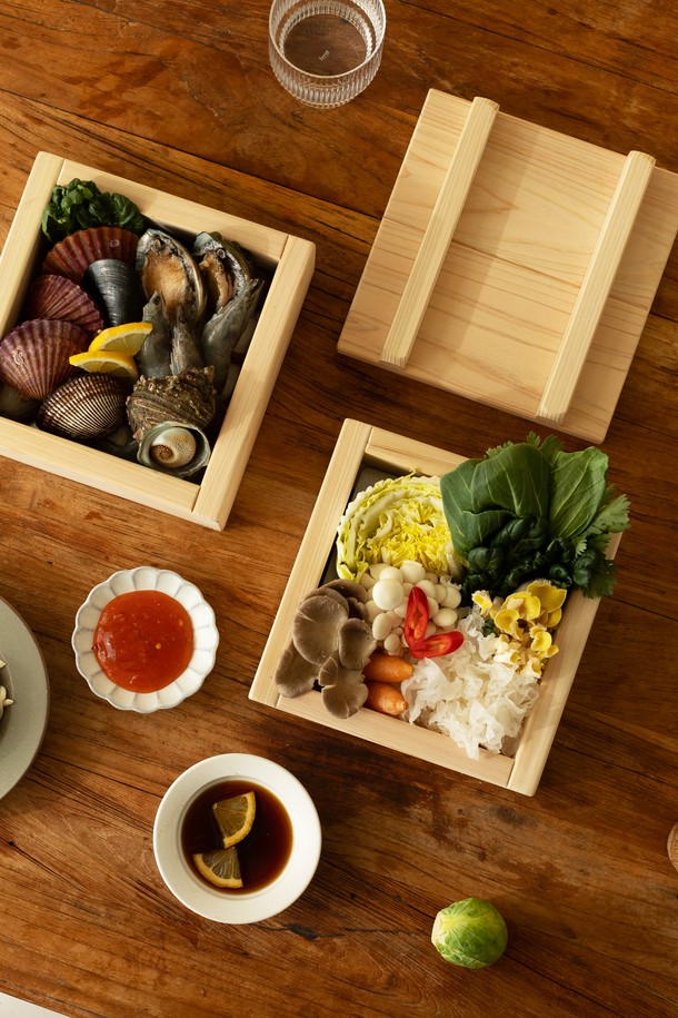 닥터하우스 뉴 자담 편백나무 미니 찜기 2단 18cm(물솥 포함)는 50년 이상 된 편백나무 원목과 스테인리스 304 소재로 제작된 찜기입니다. 1-2인 가구를 위한 18cm 크기의 2단 구조로, 스팀 조리, 수증기 조리, 육수 활용이 가능합니다. FDA 승인을 받은 본드를 사용하여 안전성을 높였으며, 수작업 공정으로 꼼꼼하게 제작되었습니다. 12cm 스팀 구멍, 경사진 스팀받침대, 편백나무 손잡이 등 사용자의 편의를 고려한 디자인을 갖췄습니다. 구성품으로는 편백나무찜기 1단, 뚜껑, 편백 새반 4개, 손잡이, 스팀받침대가 포함되어 있습니다. 고기, 해산물, 야채 등 다양한 식재료를 건강하게 즐길 수 있습니다.
