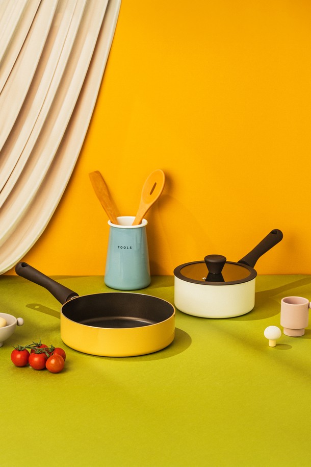 닥터하우스 선샤인 소테팬 24cm과 편수냄비 18cm 2P 세트로 구성된 주방 조리도구 세트입니다. 알루미늄 소재에 베이지 색상으로, 논스틱 코팅과 이중 바닥 구조로 제작되어 열전도율이 뛰어나 음식을 효과적으로 조리할 수 있습니다. 인덕션 사용이 가능하며, 소테팬은 볶음 요리에, 편수냄비는 국이나 찌개 요리에 적합합니다. 손잡이는 내열 처리가 되어 안전하며, 식기세척기 사용이 가능하여 편리하게 관리할 수 있습니다.
