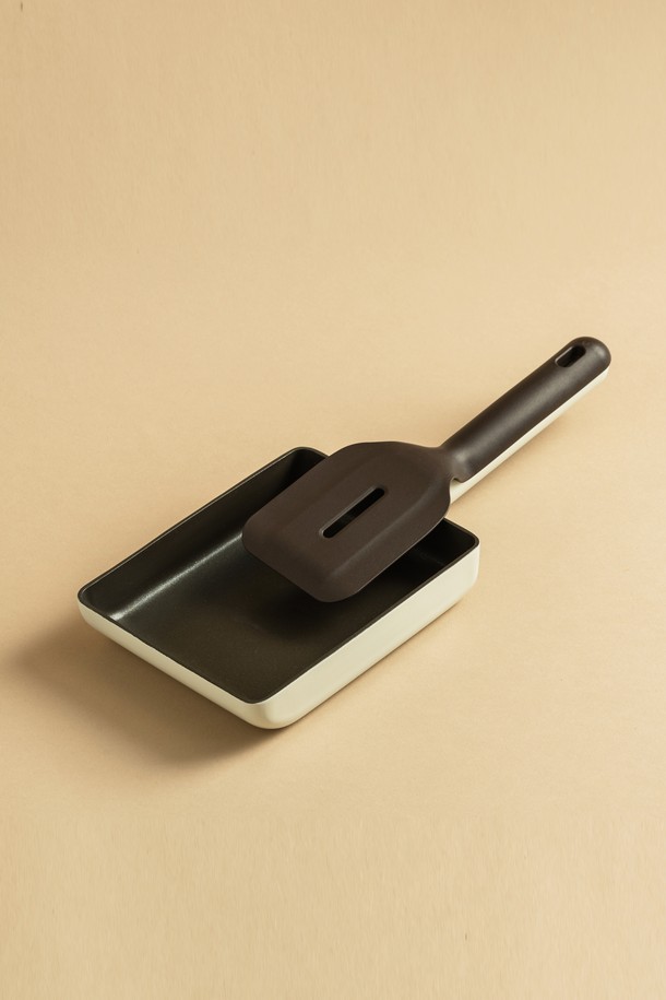 닥터하우스 NEW 네오 인덕션호환 사각팬/계란말이팬 20cm은 알루미늄 소재로 제작된 주방용품입니다. 블랙과 베이지 두 가지 색상으로 출시되었으며, 20cm 사이즈로 다양한 요리에 활용할 수 있습니다. 인덕션, 열전도성, 논스틱 코팅 기능을 갖춰 조리 시 편리함을 제공합니다. 사각팬과 전용 뒤집개로 구성되어 있으며, 계란말이, 볶음 요리 등 일반 조리에도 적합합니다. 식기세척기 사용이 가능하며, 이중 코팅으로 내구성을 높였습니다.
