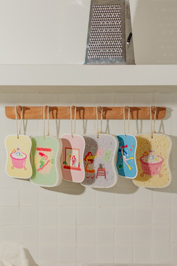 닥터하우스 오미자 생분해 셀룰로오스 수세미 5종(택1)은 부드러운 촉감의 주방용 수세미입니다. 핑크, 옐로우, 블루, 그린, 퍼플의 5가지 컬러 중 선택 가능하며, 중형 사이즈로 제작되었습니다. 셀룰로오스 소재로 흡수력이 뛰어나고, 스크래치 방지 기능으로 안전하게 사용할 수 있습니다. 빠른 건조와 항균 기능으로 위생적이며, 생분해되는 친환경 제품으로 전용 고리가 있어 편리하게 보관할 수 있습니다. 친환경 패키지로 포장되어 더욱 안심하고 사용할 수 있습니다.
