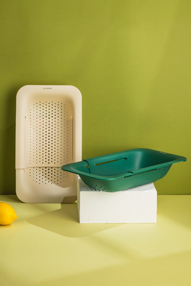 닥터하우스 데일리 접이식 다용도 식기건조대는 그린, 베이지 두 가지 색상으로 출시된 실용적인 주방용품입니다. 부드러운 라운딩 처리로 안전하게 사용할 수 있으며, 접이식 디자인과 컴팩트한 사이즈로 좁은 공간에서도 효율적인 사용이 가능합니다. 플라스틱 소재로 제작되어 가볍고 세척이 용이하며, 배수 구멍 구조를 통해 물때 걱정 없이 위생적으로 사용할 수 있습니다. 식기 건조는 물론, 과일 세척 및 다양한 주방 용품 수납에도 활용할 수 있는 다용도 제품입니다.
