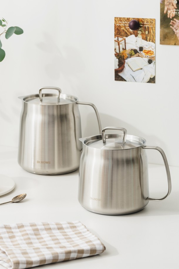 닥터하우스 플로우 올스텐 주전자 라면냄비 멀티 케틀팟 1.5L는 주방 조리에 사용되는 1.5L 용량의 스테인리스 스틸(SUS304, SUS207) 소재 주방용품입니다. 심플하고 모던한 디자인과 컴팩트한 사이즈로 공간 효율성을 높였으며, 가볍게 설계되어 편리하게 사용할 수 있습니다. 인덕션, 가스레인지, 핫플레이트, 하이라이트 등 다양한 열원에서 사용 가능하며, 다용도 가열과 보관의 용이성을 제공합니다. 사용 시 중불 사용을 권장하며, 빈 상태로 가열하거나 장시간 가열하는 것을 피해야 하며, 손잡이의 뜨거움에 주의해야 합니다.
