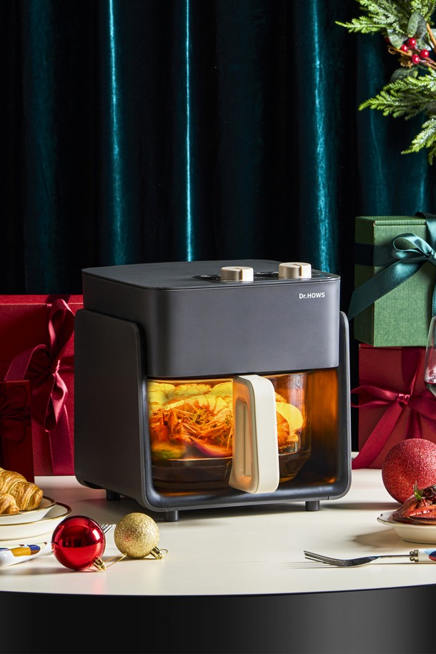 닥터하우스 셰프 유리 에어프라이기 글라스 에어프라이어 4.5L는 360도 투명 글라스 디자인으로 조리 과정을 한눈에 확인할 수 있습니다. 500도 내열의 보로실리케이트 글라스 소재를 사용하여 고온 조리에도 안전하며, 열 손실을 최소화하여 효율적인 조리가 가능합니다. 독립형 유리 바스켓 구조는 세척이 용이하고 음식물 잔여물 축적을 방지하여 위생적으로 사용할 수 있습니다. 3세대 글라스 에어프라이어 기술로 균일한 열분포를 제공하여 더욱 맛있고 건강한 요리를 만들 수 있습니다. 코팅 문제 없이 유해 물질 걱정 없이 안심하고 사용할 수 있는 주방 필수템입니다.
