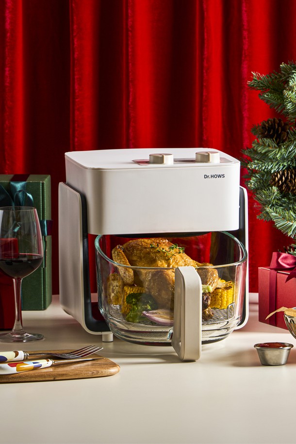 닥터하우스 셰프 유리 에어프라이기 글라스 에어프라이어 4.5L는 주방 조리의 편리함을 더해줄 에어프라이어입니다. 4.5L의 넉넉한 용량으로 다양한 요리를 한 번에 조리할 수 있으며, 유리 용기를 사용하여 조리 과정을 직접 확인할 수 있습니다. 화이트와 그레이 두 가지 색상으로 출시되어 주방 인테리어에 맞춰 선택 가능합니다. 이중 조리실, 분리형 용기, 디지털 디스플레이, 터치 컨트롤 기능으로 쉽고 편리하게 사용할 수 있으며, 튀김, 베이킹, 로스팅 등 다양한 요리에 활용할 수 있습니다. 온도 조절, 타이머, 자동 조리 기능을 통해 더욱 간편하게 요리할 수 있으며, 본체, 유리 용기, 분리형 트레이, 사용설명서로 구성되어 있습니다.
