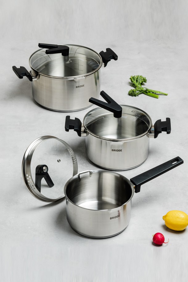 닥터하우스 브리지 스텐 인덕션 양수냄비 20cm은 스테인리스스틸 소재로 제작되어 위생적이고 내구성이 뛰어납니다. 모던하고 심플한 디자인으로 주방 인테리어에 잘 어울리며, 인덕션 사용이 가능하여 편리하게 요리할 수 있습니다. 열전도성이 뛰어나 음식 조리가 빠르고 균일하며, 뚜껑과 손잡이가 함께 구성되어 있습니다. 20cm 사이즈의 양수 냄비로 다양한 요리에 활용하기 좋으며, 식기세척기 사용이 가능하여 관리도 용이합니다.
