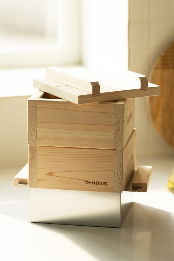 닥터하우스 뉴 자담 편백나무 미니 찜기 2단 18cm(물솥 포함)는 50년 이상 된 편백나무 원목과 스테인리스 304 소재로 제작된 찜기입니다. 1-2인 가구를 위한 18cm 크기의 2단 구조로, 스팀 조리, 수증기 조리, 육수 활용이 가능합니다. FDA 승인을 받은 본드를 사용하여 안전성을 높였으며, 수작업 공정으로 꼼꼼하게 제작되었습니다. 12cm 스팀 구멍, 경사진 스팀받침대, 편백나무 손잡이 등 사용자의 편의를 고려한 디자인을 갖췄습니다. 구성품으로는 편백나무찜기 1단, 뚜껑, 편백 새반 4개, 손잡이, 스팀받침대가 포함되어 있습니다. 고기, 해산물, 야채 등 다양한 식재료를 건강하게 즐길 수 있습니다.
