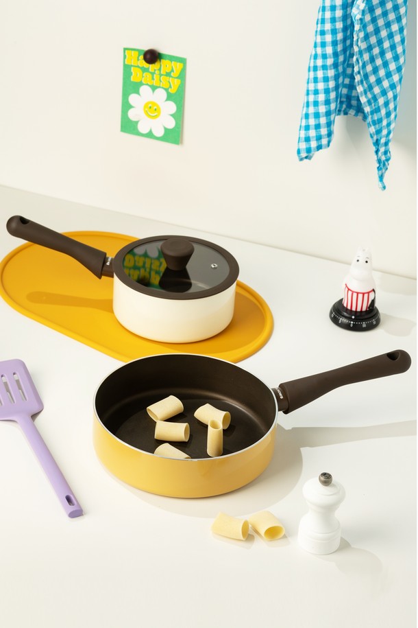 닥터하우스 선샤인 소테팬 24cm과 편수냄비 18cm 2P 세트로 구성된 주방 조리도구 세트입니다. 알루미늄 소재에 베이지 색상으로, 논스틱 코팅과 이중 바닥 구조로 제작되어 열전도율이 뛰어나 음식을 효과적으로 조리할 수 있습니다. 인덕션 사용이 가능하며, 소테팬은 볶음 요리에, 편수냄비는 국이나 찌개 요리에 적합합니다. 손잡이는 내열 처리가 되어 안전하며, 식기세척기 사용이 가능하여 편리하게 관리할 수 있습니다.
