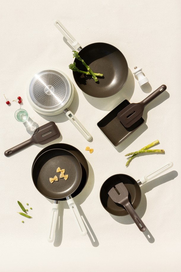 닥터하우스 NEW 네오 인덕션호환 사각팬/계란말이팬 20cm은 알루미늄 소재로 제작된 주방용품입니다. 블랙과 베이지 두 가지 색상으로 출시되었으며, 20cm 사이즈로 다양한 요리에 활용할 수 있습니다. 인덕션, 열전도성, 논스틱 코팅 기능을 갖춰 조리 시 편리함을 제공합니다. 사각팬과 전용 뒤집개로 구성되어 있으며, 계란말이, 볶음 요리 등 일반 조리에도 적합합니다. 식기세척기 사용이 가능하며, 이중 코팅으로 내구성을 높였습니다.
