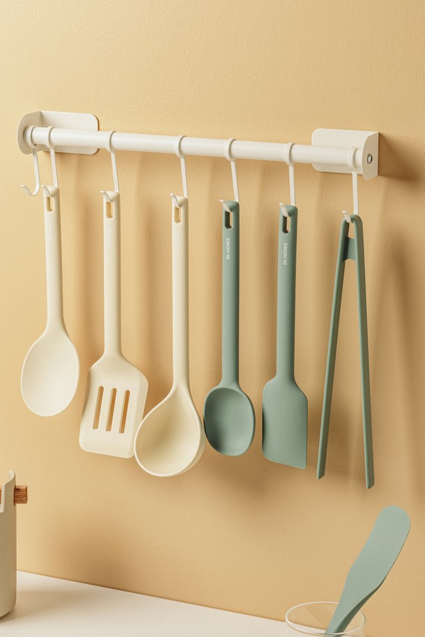 닥터하우스 데일리 실리콘 조리도구 7종 택1은 미니멀하고 베이직한 스타일의 주방용품입니다. 내열성과 내구성이 뛰어나며, BPA FREE 소재로 안심하고 사용할 수 있습니다. 낮은 열전도율의 실리콘 소재로 조리기구 표면의 손상을 방지하며, 섬세한 디자인과 실용적인 구성으로 조리의 즐거움을 더합니다. 주걱, 국자, 집게, 사각 스패출라, 미니 스패출라, 스푼, 뒤집개 등 7가지 조리 도구 중 필요한 구성품을 선택하세요. 다만, 기본 용도 외 사용, 날카로운 물건과의 접촉, 착색성 강한 음식물 사용, 직화열 근접 사용, 고온 장시간 노출은 주의해야 합니다.
