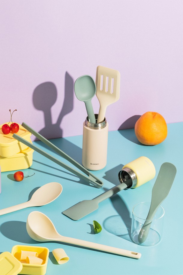 닥터하우스 데일리 실리콘 조리도구 7종은 주방 요리를 더욱 편리하게 만들어 줄 실용적인 제품입니다. 인체에 무해한 실리콘 소재로 제작되어 안심하고 사용할 수 있으며, -40°C에서 250°C까지의 넓은 온도 범위에서 사용 가능합니다. 주걱, 국자, 집게, 스퀘어 스파튤라, 미니 스파튤라, 스푼, 터너로 구성되어 다양한 요리에 활용할 수 있으며, 논스크래치 기능으로 조리기구를 보호합니다. 또한, 식기세척기, 냉장고, 전자레인지 사용이 가능하고 보관용 걸이홀이 있어 편리합니다. 부드러운 실리콘 소재와 인체공학적 디자인으로 편안하게 요리할 수 있습니다.
