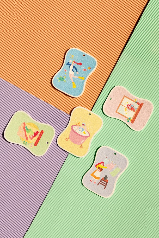 닥터하우스 오미자 생분해 셀룰로오스 수세미 5P세트는 주방 설거지를 위한 친환경 수세미입니다. 셀룰로오스 소재로 제작되어 부드럽고 푹신한 촉감을 자랑하며, 오미자색 컬러와 무지 디자인으로 깔끔함을 더했습니다. 20배의 높은 물 흡수력과 걸이용 고리를 갖춰 편리하게 사용할 수 있으며, 생분해 기능으로 환경 보호에도 기여합니다. 세제 절약, 스크래치 방지, 빠른 건조 기능으로 위생적인 주방 관리에 도움을 드리는 5개입 세트입니다.
