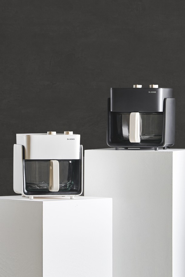 닥터하우스 셰프 유리 에어프라이기 글라스 에어프라이어 4.5L는 주방 조리의 편리함을 더해줄 에어프라이어입니다. 4.5L의 넉넉한 용량으로 다양한 요리를 한 번에 조리할 수 있으며, 유리 용기를 사용하여 조리 과정을 직접 확인할 수 있습니다. 화이트와 그레이 두 가지 색상으로 출시되어 주방 인테리어에 맞춰 선택 가능합니다. 이중 조리실, 분리형 용기, 디지털 디스플레이, 터치 컨트롤 기능으로 쉽고 편리하게 사용할 수 있으며, 튀김, 베이킹, 로스팅 등 다양한 요리에 활용할 수 있습니다. 온도 조절, 타이머, 자동 조리 기능을 통해 더욱 간편하게 요리할 수 있으며, 본체, 유리 용기, 분리형 트레이, 사용설명서로 구성되어 있습니다.
