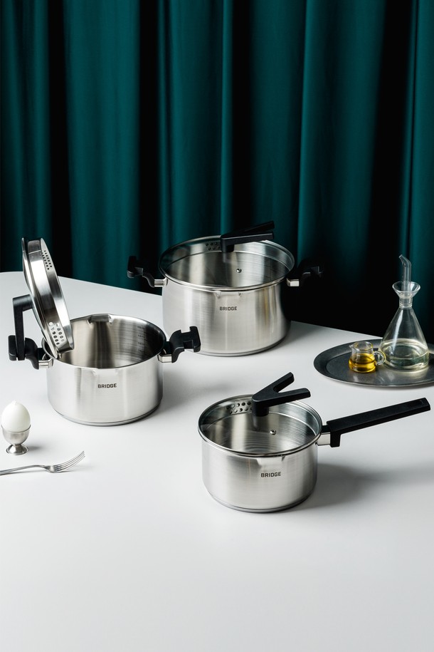 닥터하우스 브리지 스텐 인덕션 양수냄비 20cm은 스테인리스스틸 소재로 제작되어 위생적이고 내구성이 뛰어납니다. 모던하고 심플한 디자인으로 주방 인테리어에 잘 어울리며, 인덕션 사용이 가능하여 편리하게 요리할 수 있습니다. 열전도성이 뛰어나 음식 조리가 빠르고 균일하며, 뚜껑과 손잡이가 함께 구성되어 있습니다. 20cm 사이즈의 양수 냄비로 다양한 요리에 활용하기 좋으며, 식기세척기 사용이 가능하여 관리도 용이합니다.
