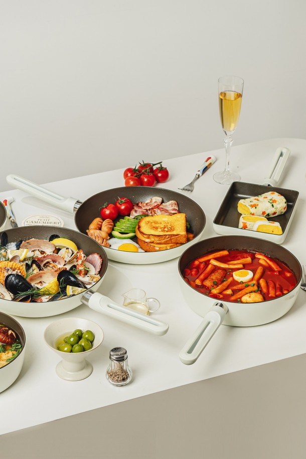 닥터하우스 NEW 네오 인덕션호환 사각팬/계란말이팬 20cm은 알루미늄 소재로 제작된 주방용품입니다. 블랙과 베이지 두 가지 색상으로 출시되었으며, 20cm 사이즈로 다양한 요리에 활용할 수 있습니다. 인덕션, 열전도성, 논스틱 코팅 기능을 갖춰 조리 시 편리함을 제공합니다. 사각팬과 전용 뒤집개로 구성되어 있으며, 계란말이, 볶음 요리 등 일반 조리에도 적합합니다. 식기세척기 사용이 가능하며, 이중 코팅으로 내구성을 높였습니다.
