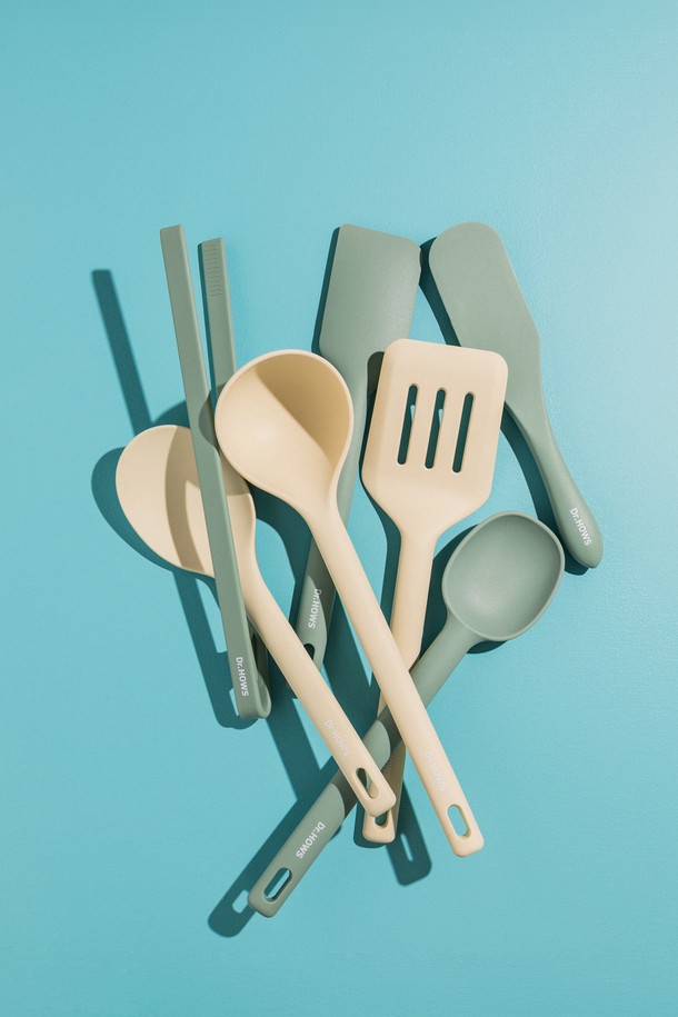 닥터하우스 데일리 실리콘 조리도구 7종 중 택1입니다. 내열 기능의 실리콘 소재로 제작되어 조리 시 안심하고 사용할 수 있습니다. 부드러운 민트 컬러가 주방에 산뜻함을 더하며, 식기세척기 사용이 가능하여 관리가 편리합니다. 위생적인 실리콘 소재와 손잡이 일체형 디자인으로 제작되어 실용적입니다. 매일 요리하는 즐거움을 더해줄 데일리 조리 도구입니다.
