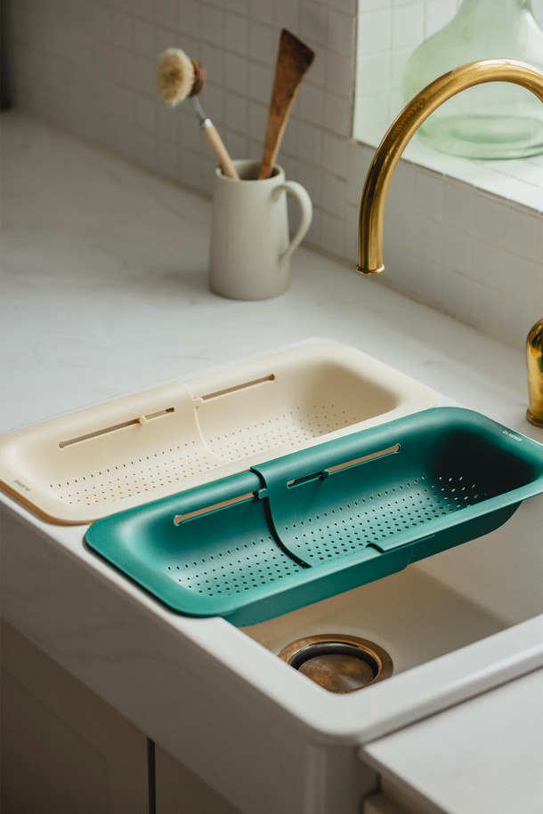 **닥터하우스 데일리 접이식 다용도 식기건조대**는 그린, 베이지 색상으로 제공되며, 플라스틱 소재로 제작되었습니다. 접이식 디자인으로 1-2인 가구에 적합하며, 좁은 공간에서도 효율적인 식기 건조와 보관이 가능합니다. 배수 기능이 있어 물 고임 없이 위생적으로 사용할 수 있으며, 과일 세척 용도로도 활용 가능합니다. 라운딩 처리된 디자인으로 안전하며, 가벼운 무게와 컴팩트한 사이즈로 편리함을 더했습니다. 사용 시에는 내열 제품이 아니므로 화기 근처에 두지 않도록 주의하고, 깨지기 쉬운 식기류의 사용은 피해야 합니다.
