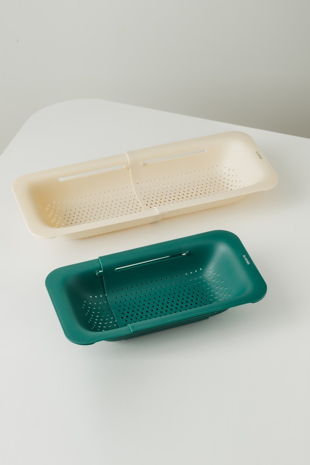 닥터하우스 데일리 접이식 다용도 식기건조대는 그린, 베이지 두 가지 색상으로 출시된 실용적인 주방용품입니다. 부드러운 라운딩 처리로 안전하게 사용할 수 있으며, 접이식 디자인과 컴팩트한 사이즈로 좁은 공간에서도 효율적인 사용이 가능합니다. 플라스틱 소재로 제작되어 가볍고 세척이 용이하며, 배수 구멍 구조를 통해 물때 걱정 없이 위생적으로 사용할 수 있습니다. 식기 건조는 물론, 과일 세척 및 다양한 주방 용품 수납에도 활용할 수 있는 다용도 제품입니다.
