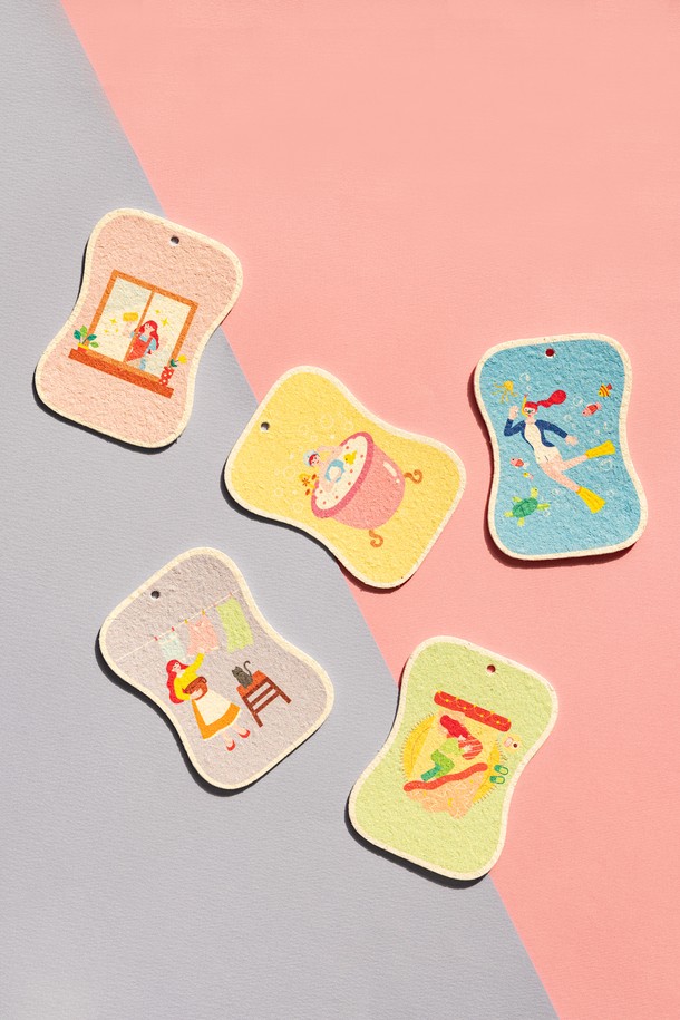 닥터하우스 오미자 생분해 셀룰로오스 수세미 5P세트는 주방 설거지를 위한 친환경 수세미입니다. 셀룰로오스 소재로 제작되어 부드럽고 푹신한 촉감을 자랑하며, 오미자색 컬러와 무지 디자인으로 깔끔함을 더했습니다. 20배의 높은 물 흡수력과 걸이용 고리를 갖춰 편리하게 사용할 수 있으며, 생분해 기능으로 환경 보호에도 기여합니다. 세제 절약, 스크래치 방지, 빠른 건조 기능으로 위생적인 주방 관리에 도움을 드리는 5개입 세트입니다.
