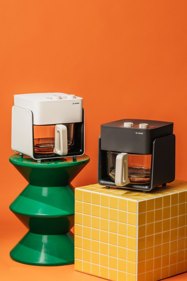 닥터하우스 셰프 유리 에어프라이기 글라스 에어프라이어 4.5L는 360도 투명 글라스 디자인으로 조리 과정을 한눈에 확인할 수 있습니다. 500도 내열의 보로실리케이트 글라스 소재를 사용하여 고온 조리에도 안전하며, 열 손실을 최소화하여 효율적인 조리가 가능합니다. 독립형 유리 바스켓 구조는 세척이 용이하고 음식물 잔여물 축적을 방지하여 위생적으로 사용할 수 있습니다. 3세대 글라스 에어프라이어 기술로 균일한 열분포를 제공하여 더욱 맛있고 건강한 요리를 만들 수 있습니다. 코팅 문제 없이 유해 물질 걱정 없이 안심하고 사용할 수 있는 주방 필수템입니다.
