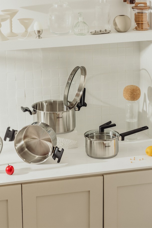 닥터하우스 브리지 스텐 인덕션 양수냄비 20cm은 스테인리스스틸 소재로 제작되어 위생적이고 내구성이 뛰어납니다. 모던하고 심플한 디자인으로 주방 인테리어에 잘 어울리며, 인덕션 사용이 가능하여 편리하게 요리할 수 있습니다. 열전도성이 뛰어나 음식 조리가 빠르고 균일하며, 뚜껑과 손잡이가 함께 구성되어 있습니다. 20cm 사이즈의 양수 냄비로 다양한 요리에 활용하기 좋으며, 식기세척기 사용이 가능하여 관리도 용이합니다.
