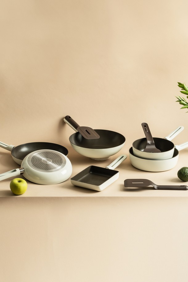 닥터하우스 NEW 네오 인덕션호환 사각팬/계란말이팬 20cm은 알루미늄 소재로 제작된 주방용품입니다. 블랙과 베이지 두 가지 색상으로 출시되었으며, 20cm 사이즈로 다양한 요리에 활용할 수 있습니다. 인덕션, 열전도성, 논스틱 코팅 기능을 갖춰 조리 시 편리함을 제공합니다. 사각팬과 전용 뒤집개로 구성되어 있으며, 계란말이, 볶음 요리 등 일반 조리에도 적합합니다. 식기세척기 사용이 가능하며, 이중 코팅으로 내구성을 높였습니다.
