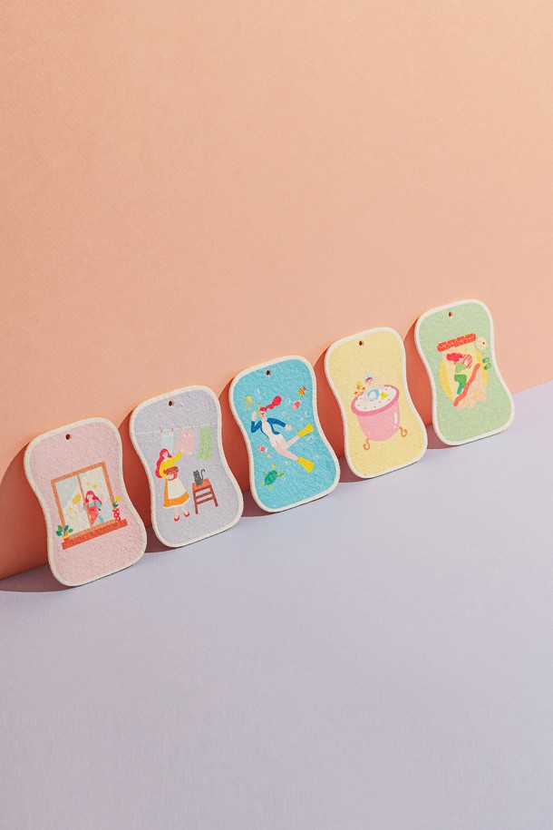 닥터하우스 오미자 생분해 셀룰로오스 수세미 5P세트는 주방 설거지를 위한 친환경 수세미입니다. 셀룰로오스 소재로 제작되어 부드럽고 푹신한 촉감을 자랑하며, 오미자색 컬러와 무지 디자인으로 깔끔함을 더했습니다. 20배의 높은 물 흡수력과 걸이용 고리를 갖춰 편리하게 사용할 수 있으며, 생분해 기능으로 환경 보호에도 기여합니다. 세제 절약, 스크래치 방지, 빠른 건조 기능으로 위생적인 주방 관리에 도움을 드리는 5개입 세트입니다.
