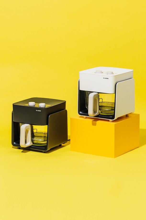 닥터하우스 셰프 유리 에어프라이기 글라스 에어프라이어 4.5L는 360도 투명 글라스 디자인으로 조리 과정을 한눈에 확인할 수 있습니다. 500도 내열의 보로실리케이트 글라스 소재를 사용하여 고온 조리에도 안전하며, 열 손실을 최소화하여 효율적인 조리가 가능합니다. 독립형 유리 바스켓 구조는 세척이 용이하고 음식물 잔여물 축적을 방지하여 위생적으로 사용할 수 있습니다. 3세대 글라스 에어프라이어 기술로 균일한 열분포를 제공하여 더욱 맛있고 건강한 요리를 만들 수 있습니다. 코팅 문제 없이 유해 물질 걱정 없이 안심하고 사용할 수 있는 주방 필수템입니다.
