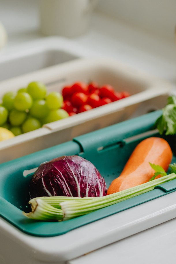 **닥터하우스 데일리 접이식 다용도 식기건조대**는 그린, 베이지 색상으로 제공되며, 플라스틱 소재로 제작되었습니다. 접이식 디자인으로 1-2인 가구에 적합하며, 좁은 공간에서도 효율적인 식기 건조와 보관이 가능합니다. 배수 기능이 있어 물 고임 없이 위생적으로 사용할 수 있으며, 과일 세척 용도로도 활용 가능합니다. 라운딩 처리된 디자인으로 안전하며, 가벼운 무게와 컴팩트한 사이즈로 편리함을 더했습니다. 사용 시에는 내열 제품이 아니므로 화기 근처에 두지 않도록 주의하고, 깨지기 쉬운 식기류의 사용은 피해야 합니다.
