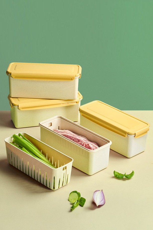 닥터하우스 오래 신선 항균 밀폐용기 채반 3000ml 1칸은 플라스틱, 키토산, 제올라이트 소재로 제작되어 항균, 신선 보관, 탈취 기능을 제공하는 밀폐용기입니다. 3000ml 용량으로 과일 및 채소를 최대 13-33일까지 신선하게 보관할 수 있으며, 99.99% 항균 효과와 95.8% 30분 내 탈취 효과를 자랑합니다. 채반형 디자인으로, 전자레인지, 식기세척기, 냉동 보관이 모두 가능하며, 쌓아서 보관하여 공간 활용도를 높일 수 있습니다. 크림색과 옐로우 두 가지 색상으로 제공되며, 30가지 유해 물질 테스트를 통과하여 안심하고 사용할 수 있습니다.
